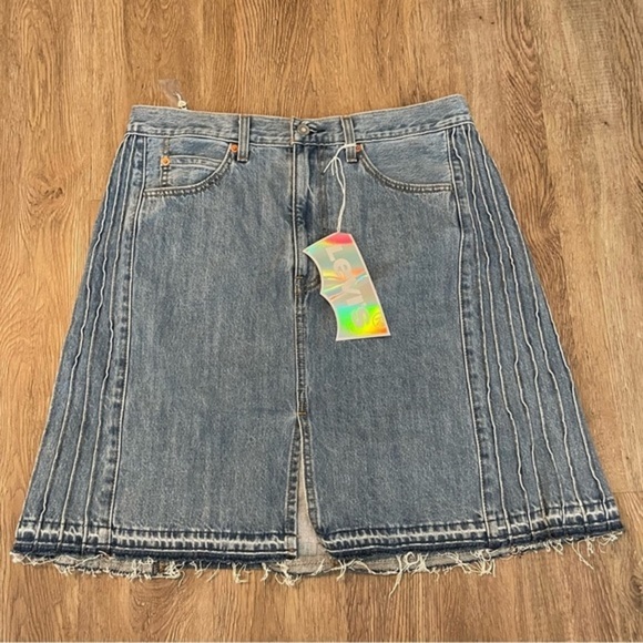 NWT LEVI'S PRIDE SKIRT Denim Front Slit Knee Length Y2K Vibes Women's Size Large - Picture 2 of 14